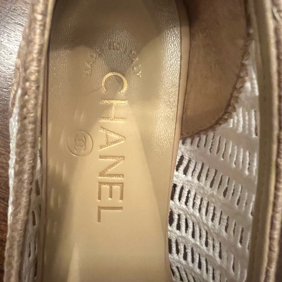 CHANEL Women's Beige and White Woven Flats - Picture 3 of 6